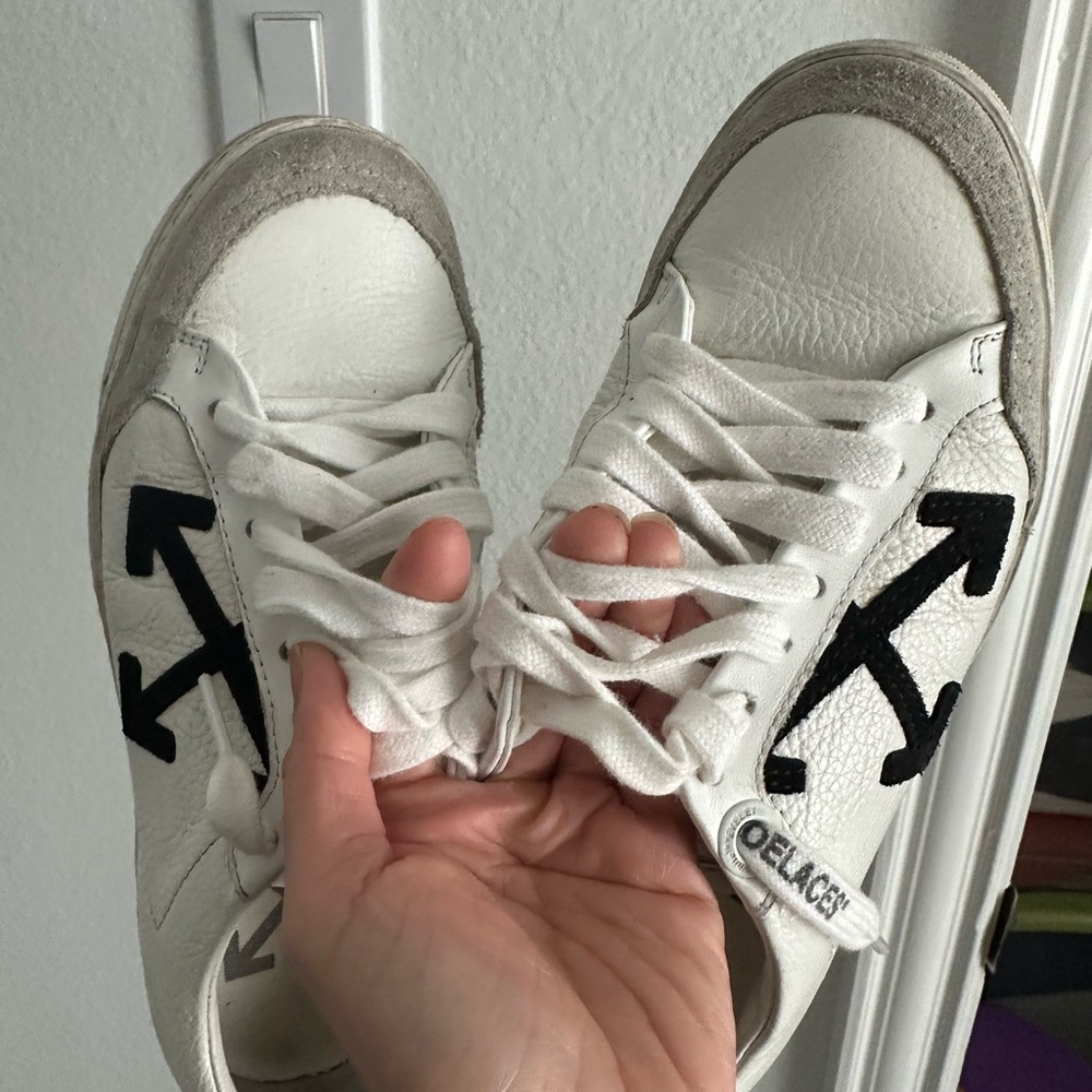 Shoe - Picture 3 of 8